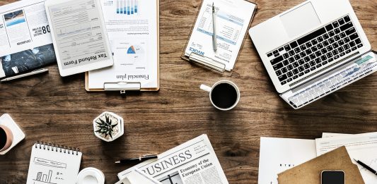 דיני חברות הם דינים שנחקקו במהלך שנים רבות החל משנת 1929 ועד שנת 2000, והם נוגעים לחברות שונות בישראל מתוך מטרה לייצר הסדרים קבועים בנוגע אליהן. באופן טבעי ישנו הבדל בין חברה ציבורית ובין עמותה, בין חברה פרטית קטנה ובין תאגיד ענק, ומטרותיהם של דיני חברות היא להגדיר ולהסדיר את הפעילות של כל אחד מהם. מהם בדיוק דיני חברות ובאילו תחומים הם נוגעים – על כך במאמר הבא. דיני חברות ומטרותיהם על מנת להבין מהם דיני חברות, יש להגדיר קודם כל מהי חברה, והחוק קובע כי חברה היא ארגון שיש לו אישיות משפטית, והיא שמאגדת מספר אנשים למען מטרה אחת משותפת, שהיא על פי רוב מטרה כלכלית. חוק החברות נוצר על מנת להסדיר את עקרונות ההקמה והפעילות של חברה, ועל מנת לייצר יחסי כוחות נאותים בין חברות שונות. במסגרת דיני חברות ישנו הבדל בין חברה פרטית, אשר ההון שלה מוחזק בידיו של גורם פרטי, או בידיהם של מספר בעלים שונים, ובין חברה ציבורית, אשר המניות שלה רשומות עבור מסחר בבורסה או שהן מוצעות לציבור. החוק של דיני חברות מעניק פרשנויות שונות עבור כל המושגים הנוגעים לתחום החברות, על מנת לכלול את שלל ההיבטים של הנושא. בנוסף, קובעים דיני חברות את הדרכים לביצוע מיזוג בין חברות שונות, פירוק של חברה, רישום של חברה, הפיכה של חברה מפרטית לציבורית, התייחסות לבעלי מניות, זכויותיהם וחובותיהם, וכן הלאה. מטרתה של המדינה ביצירת דיני חברות היא לוודא, כי חברות יתנהלו בצורה ראויה, תוך שמירה על הסדר החברתי, על ביטחון הציבור ועל התנהלות פנימית העומדת בסטנדרטים המתאימים, על מנת לאפשר פעילות כלכלית פורייה. מה כוללים דיני חברות? דיני חברות מגדירים מי רשאי לייסד חברה, וקובעים כי כל אדם יכול להקים חברה בתנאי שמטרותיה לא נוגדות את החוק, את חוקי המוסר או את תקנות הציבור. באמצעות דיני חברות נקבעים מספר החברים בכל חברה, זכויותיה וחובותיה בהתאמה לאופיה ולהרכבה, מוגדר הצורך של החברה בתקנון, הסמכויות הפנימיות שלה דוגמת דירקטוריון, המנהל הכללי וכן הלאה, ומוגדרות פעולתיה ומטרותיה של כל סמכות פנימית כמו גם יחסי הכוחות הכוללים ביניהן, הדרכים בהן הן נבחרות, תפקידיהן, זכויותיהן וחובותיהן, כמו לדוגמא הגשת דו”חות כספיים, דו”חות על תפקוד סמכויות בחברה, בחירת בעלי תפקידים שונים, חתימה על חוזים וכן הלאה. דיני חברות קובעים את הדרכים הראויות להתאגדות ולקיום של חברות, מחייבים את החברות ביצירת מסמכי ייסוד ובהקפדה על תכנים מסויימים, ברישום של החברה ברשם החברות, וכן קובעים דיני חברות כיצד יש לנהל את החברה מבחינת החוק